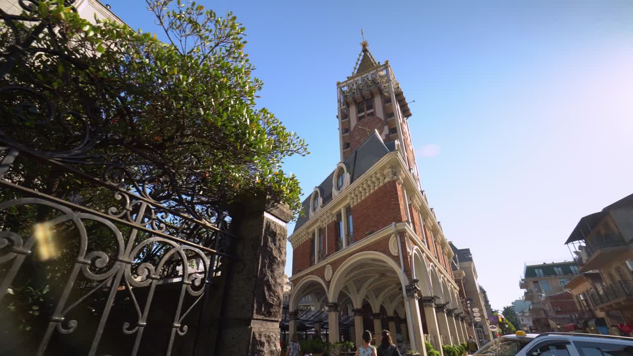 조지아 주 아자라 주 바투미의 아침 파란 시간에 피아자 광장에서 황금 첨탑이 있는 타워.