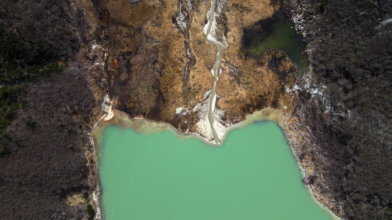 imagen de un dron volando sobre la laguna esmeralda cerca de ushuaia, argentina