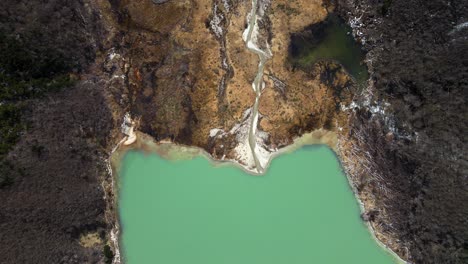 Disparo-De-Drones-De-Arriba-Hacia-Abajo-Sobrevolando-La-Laguna-Esmeralda-Cerca-De-Ushuaia,-Argentina