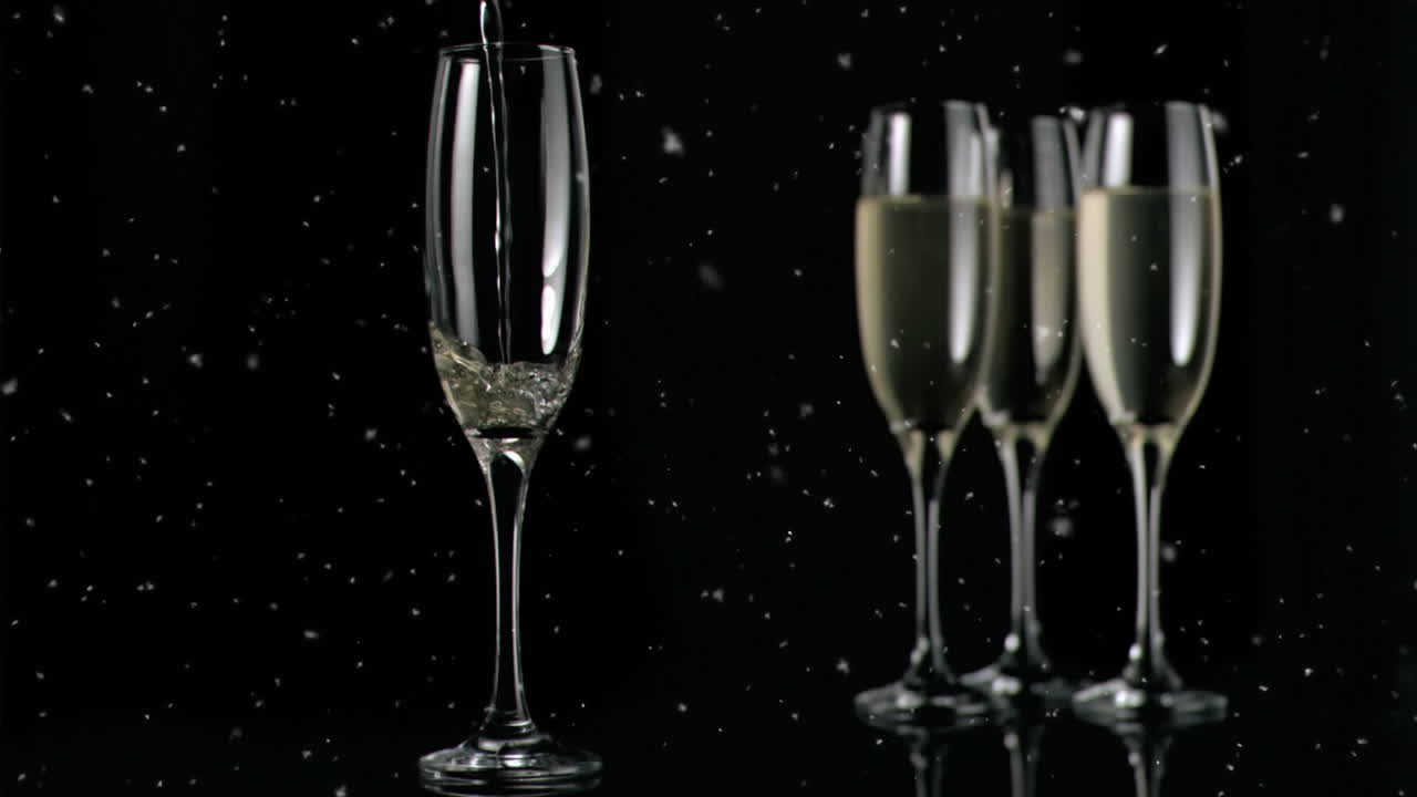 검은 바탕에 있는  ⁇ 페인 잔 위에 떠다니는  ⁇  반점들의 애니메이션