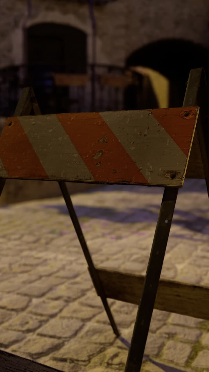 Barriera di costruzione stradale in una città vecchia durante le ore del crepuscolo