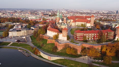 Castillo-Real-De-Wawel,-Antena-De-Otoño-Sobre-El-Río-Vistula-Cracovia,-Día