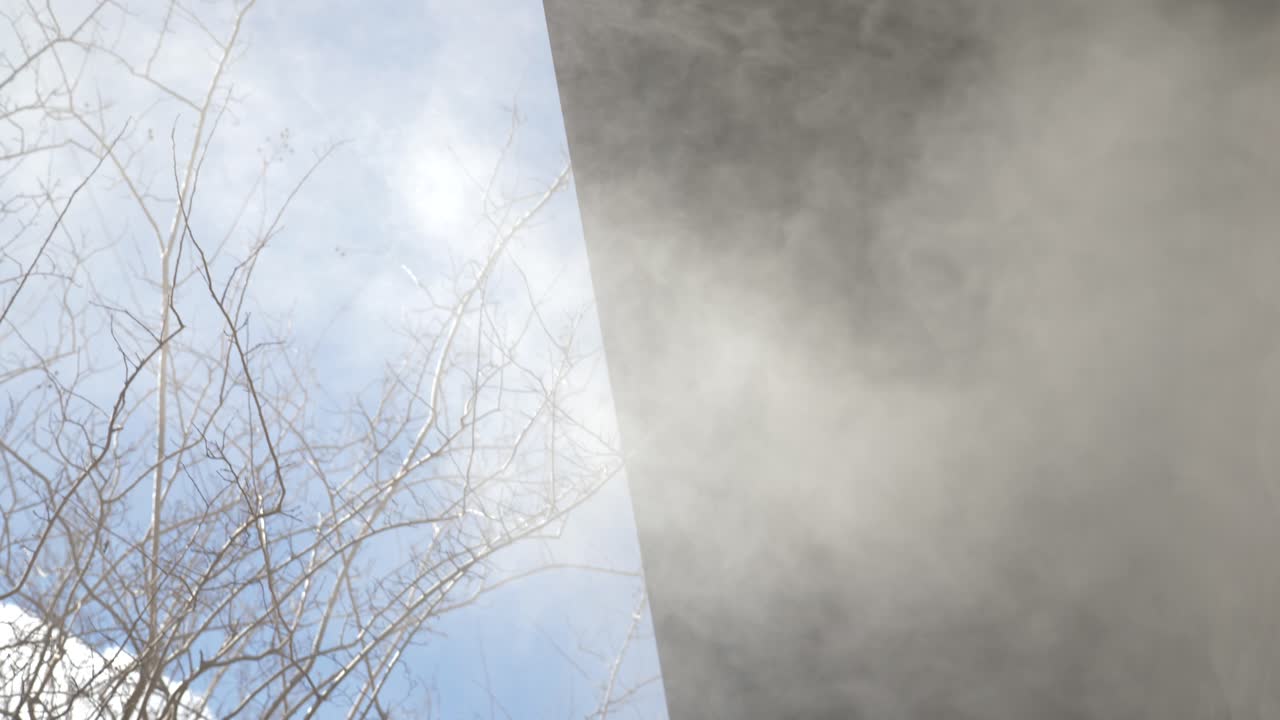 건물에 불이 붙은 연기가 창문 밖으로 나온다