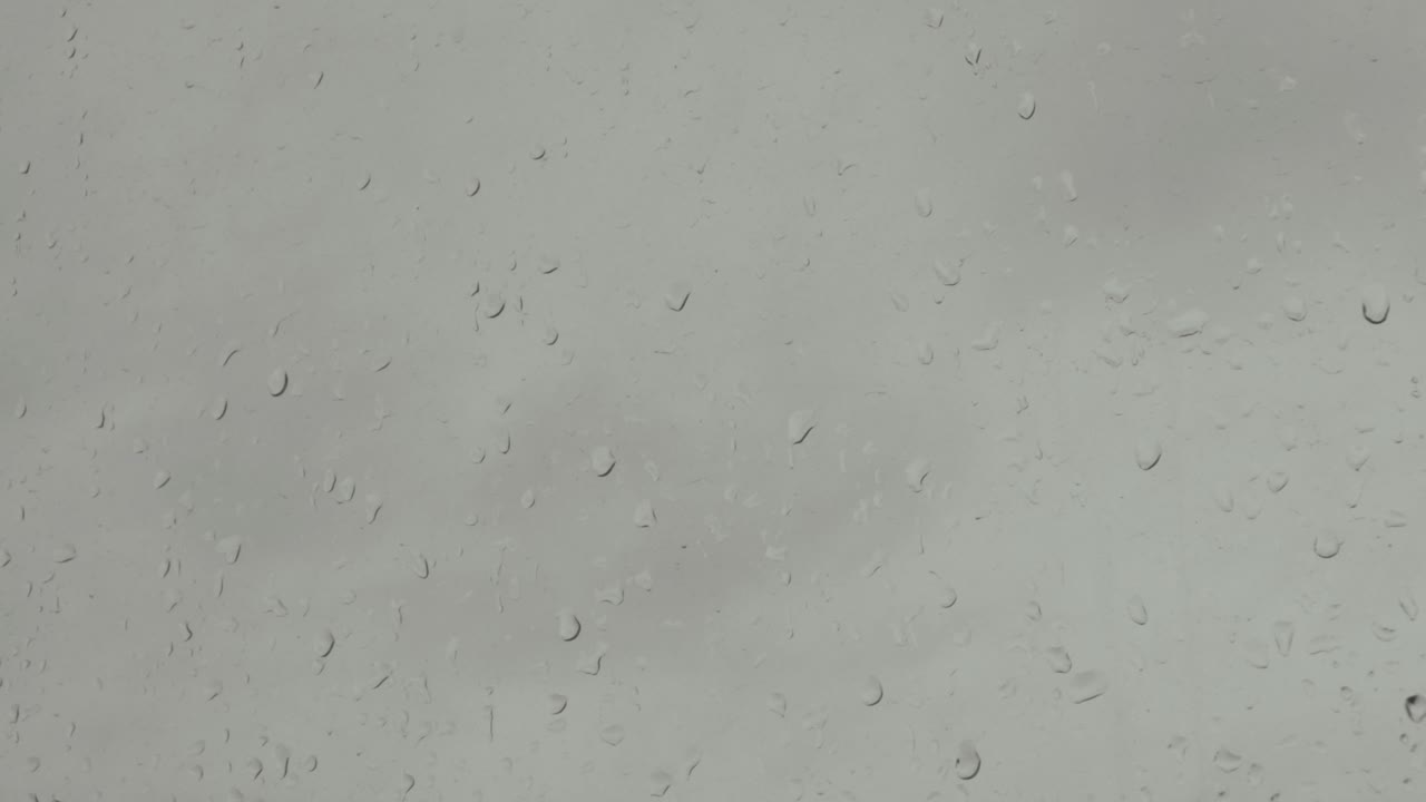 primer plano de las gotas de lluvia en una ventana