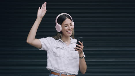 Woman-listening-to-music-and-chatting-with-friends