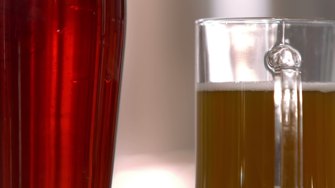 vista de dos pintas de cerveza