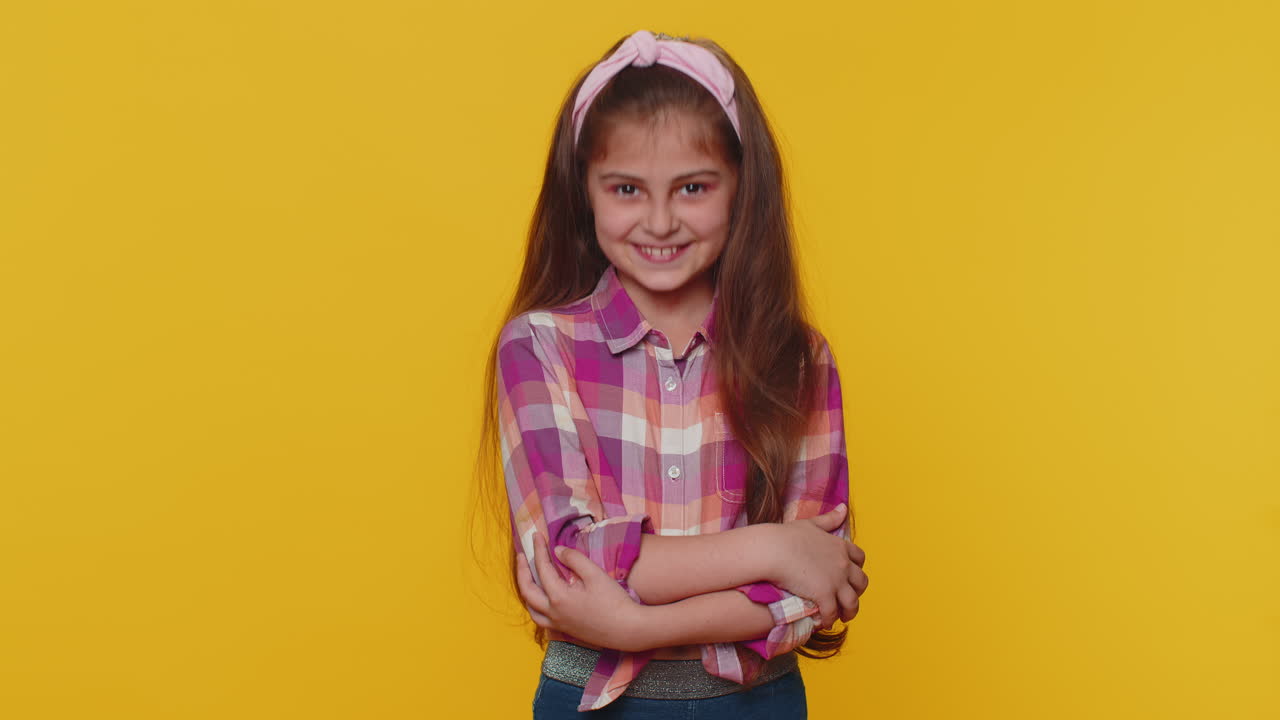 encantadora alegre niña niña aprueba en gran medida su sugerencia sacudiendo la cabeza sí aprobado buen trabajo