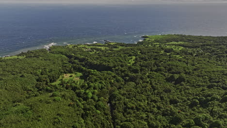 Maui-Hawaii-Drone-V47-Aéreo-Sobrevolando-El-Arroyo-Palikea-En-El-Parque-Nacional-Haleakala-Capturando-Un-Paisaje-De-Ladera-Con-Exuberantes-Vegetaciones-Y-Vistas-Al-Océano-Pacífico---Filmado-Con-Mavic-3-Cine---Diciembre-De-2022