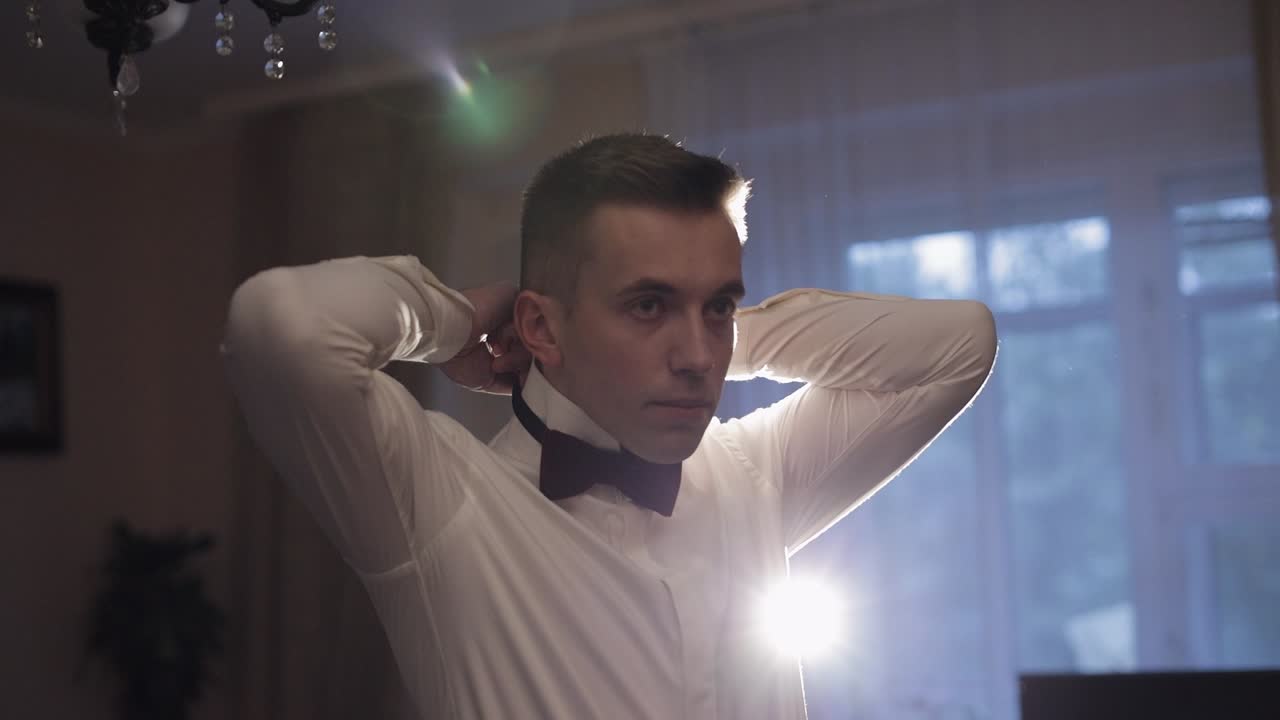 신랑 이 결혼식 날 을 위해 준비 하고 있다