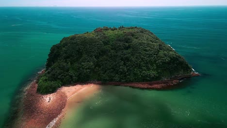 Wolken-Rollen-über-Abgelegene-Insel-Entlang-Der-Küste