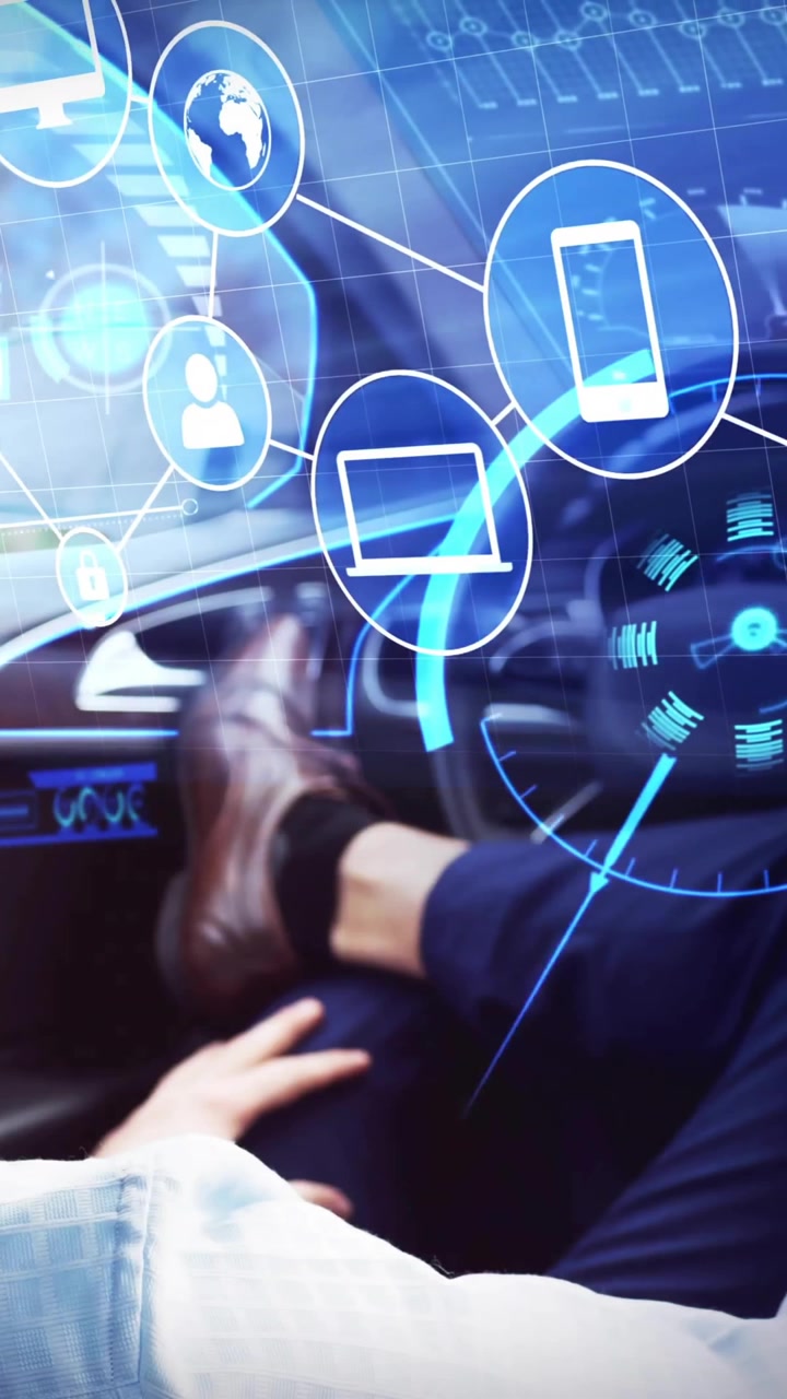 Animazione di interfaccia digitale futuristica su persona che si rilassa in auto a guida autonoma