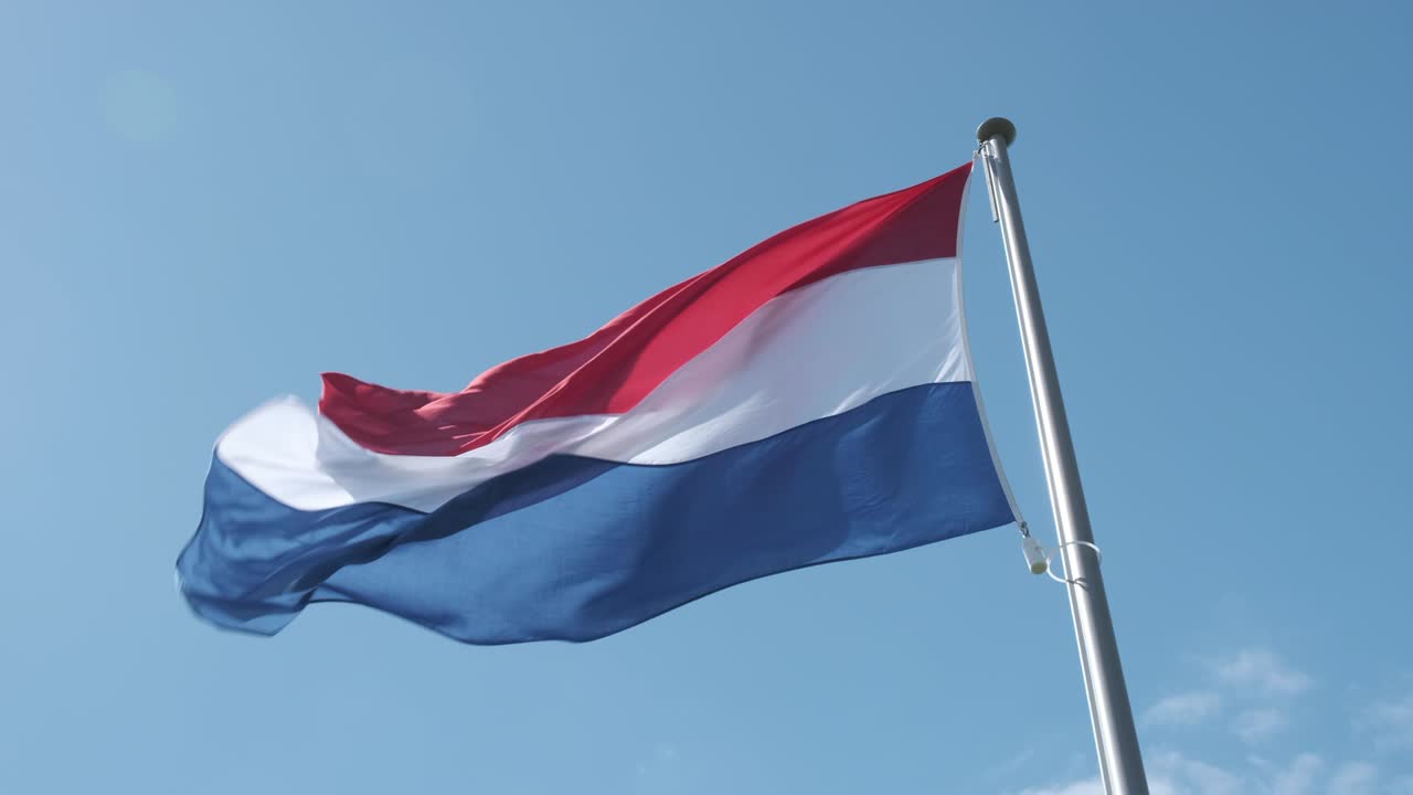 바람에 흔들리는 네덜란드의 빨간색, 색, 파란색 발