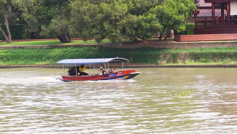 turistas disfrutando de un paseo tranquilo en barco por un río