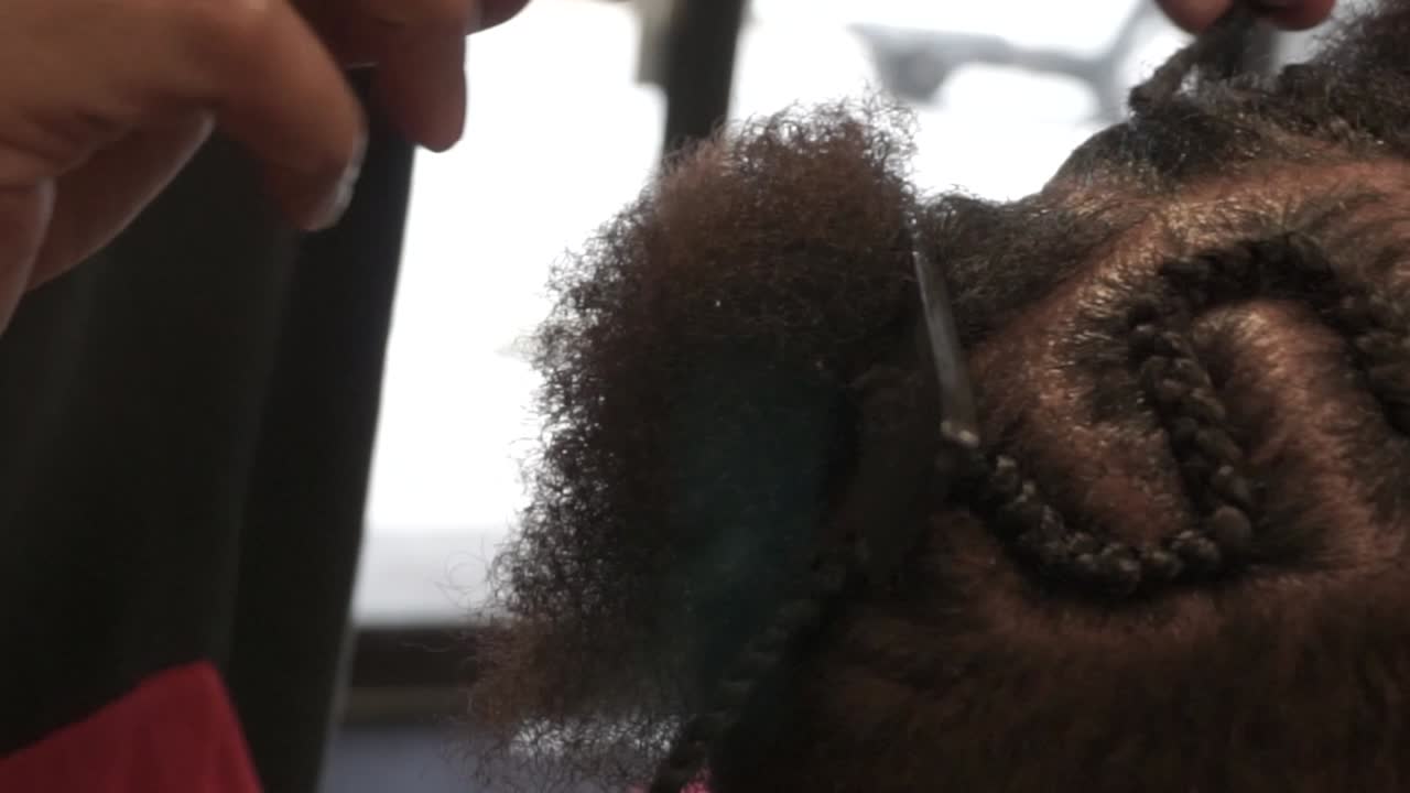 trenzado de cabello creativo en la barbería
