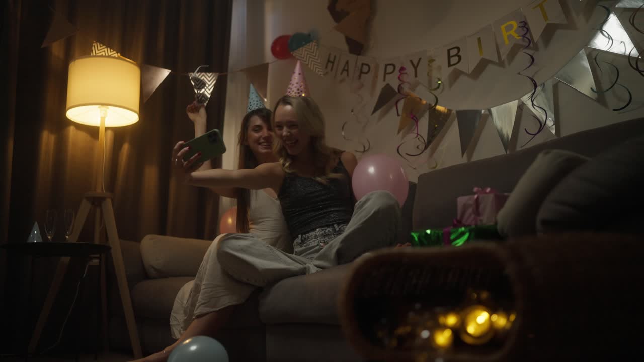 amigos celebrando su cumpleaños en casa