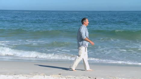 Älterer-Mann,-Der-Am-Strand-Entlang-Geht