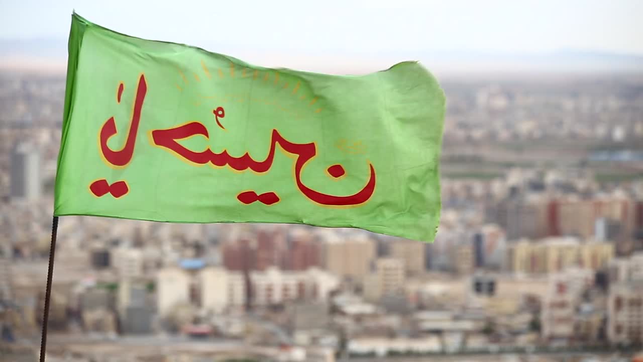 Bandiera sciita che sventola con vento forte in Iran.
