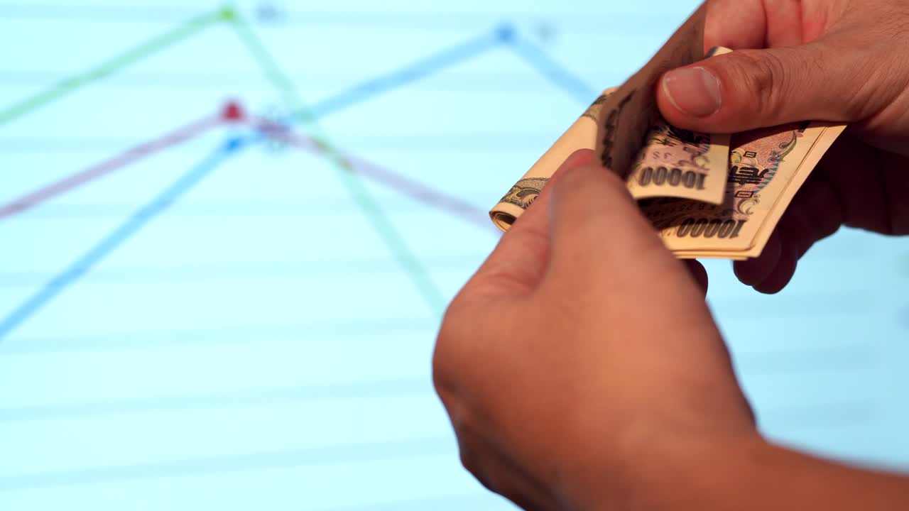 4k sostiene una moneda japonesa, billete de yen en una billetera de textura de cocodrilo, datos de fondo blanco, un espacio de copia, contar un dinero