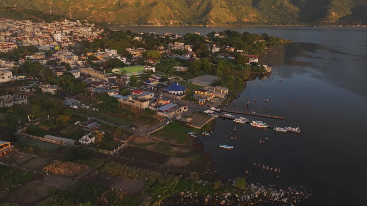 Vista aerea di una splendida alba a San Pedro La Laguna, Guatemala, che raffigura la bellezza naturale della regione