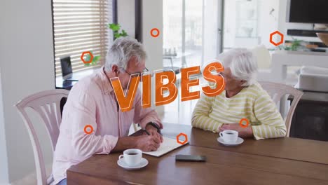 Animation-Von-Vibes-Text-In-Orange-über-Einem-Glücklichen-älteren-Kaukasischen-Paar-Beim-Kaffeegespräch-Zu-Hause