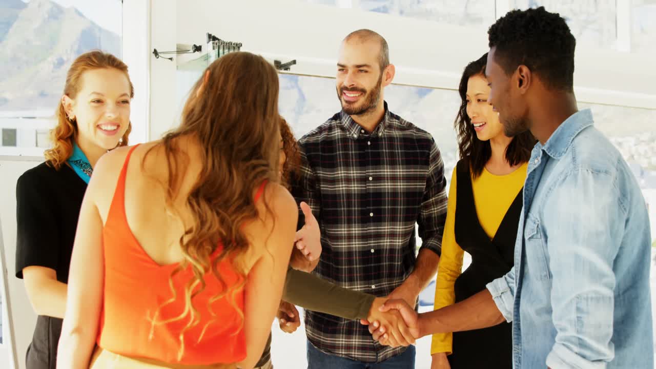 colegas de negocios dándose la mano en la oficina