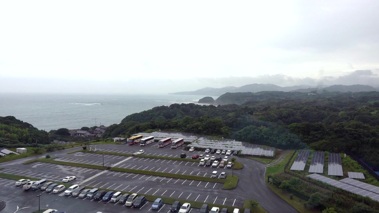 Japonya'daki Wakayama Kaplıca Oteli'nde çevre dostu güneş enerjisi ekipmanları ve geniş otopark. Sahil kenarında yer almaktadır.