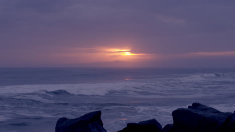 Bewölkter-Sonnenuntergang-An-Einem-Regnerischen-Tag-Mit-Blick-Vom-Strand-Und-Den-Felsen