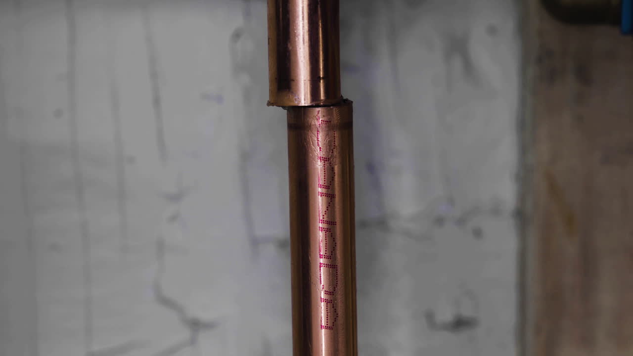 tubería de cobre que se inserta en un acoplador de cobre después de aplicar fundente durante la reparación de una tubería rota