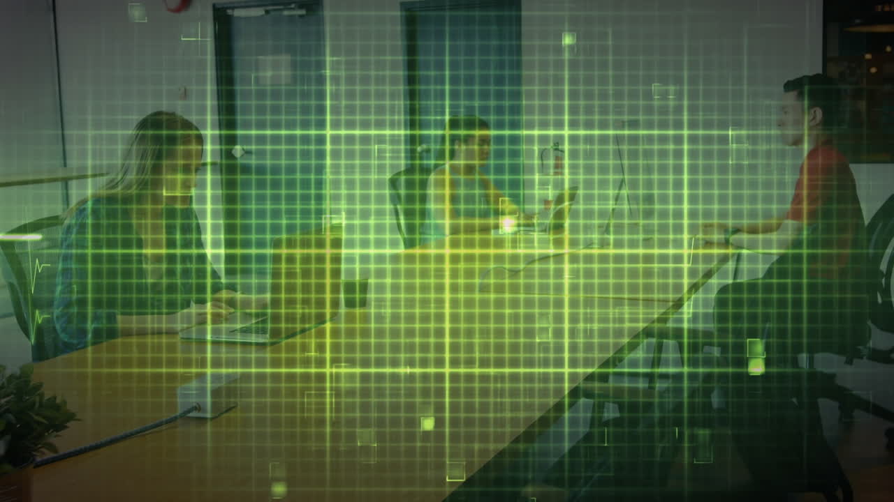 animación de un monitor de ritmo cardíaco brillante y datos en la cuadrícula, sobre colegas trabajando en computadoras portátiles