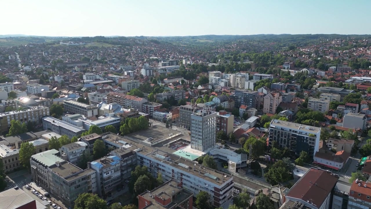 Droneoptagelse af Valjevo by. Opstina-bygningen, Kolubara-floden.