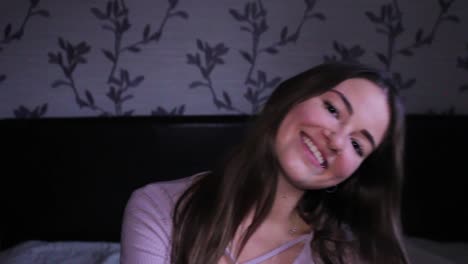 hermosa adolescente sonriendo y vibrando