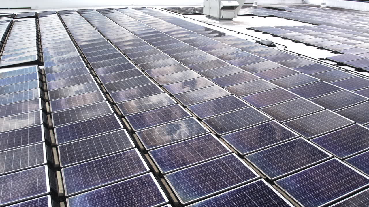 Riprese aeree di un grande impianto solare