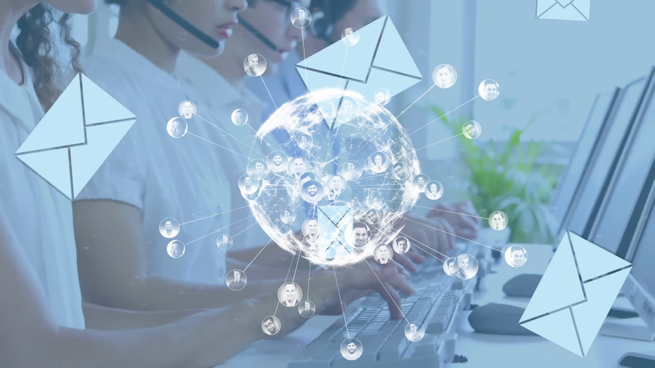 컴퓨터를 사용하는 비즈니스 사람들에 대한 연결 네트워크와 봉투와 함께 지구의 애니메이션