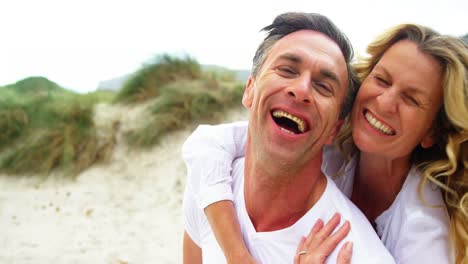 pareja madura juntos en la playa
