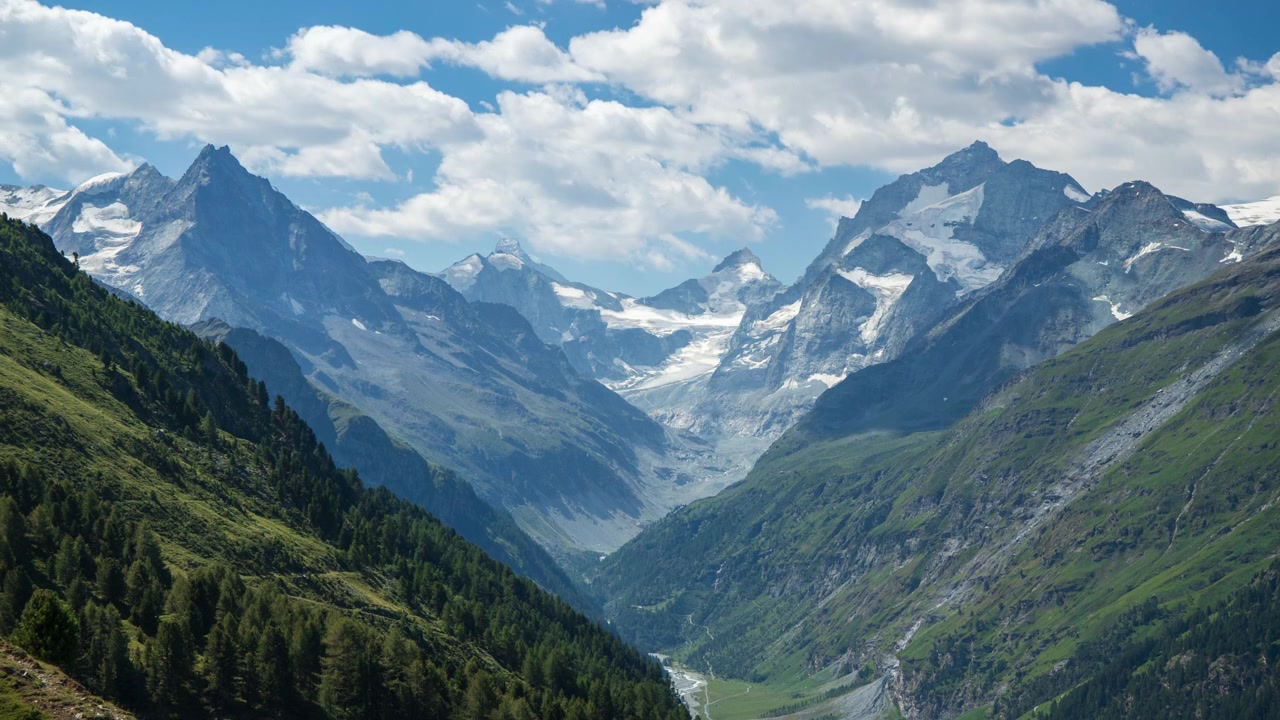 Timelapse van de dramatische bergen rondom Zinal in de Zwitserse Alpen met wolken en schaduwen die over het landschap bewegen