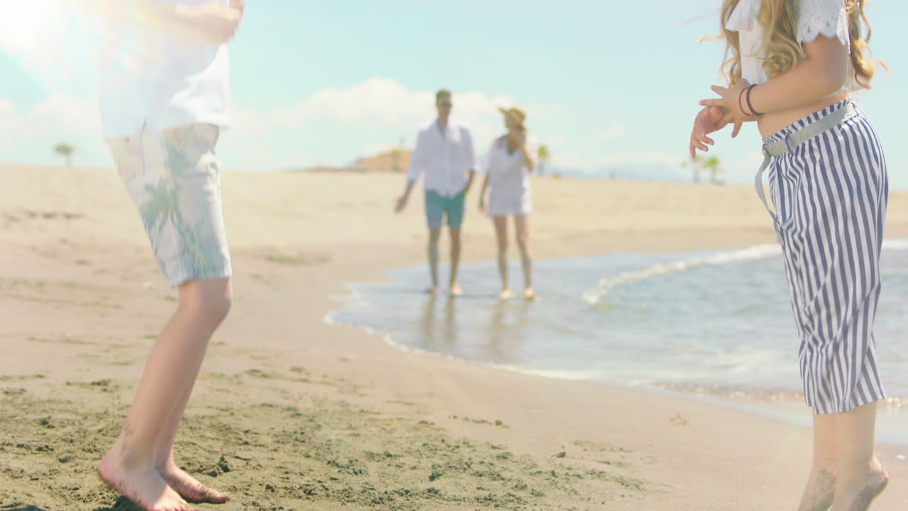 해변 에 있는 행복 한 가족