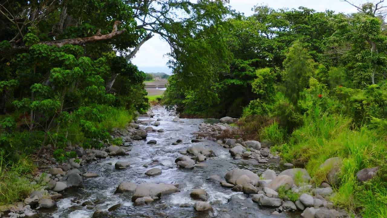 el arroyo del río wailuku fluye por el valle feliz, el valle de iao, maui