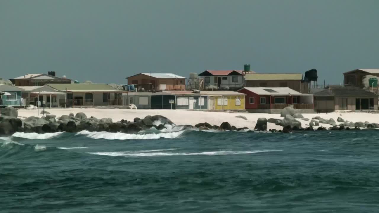 칠레 북부 아타카마의 바위 해안을 강타하는 파도