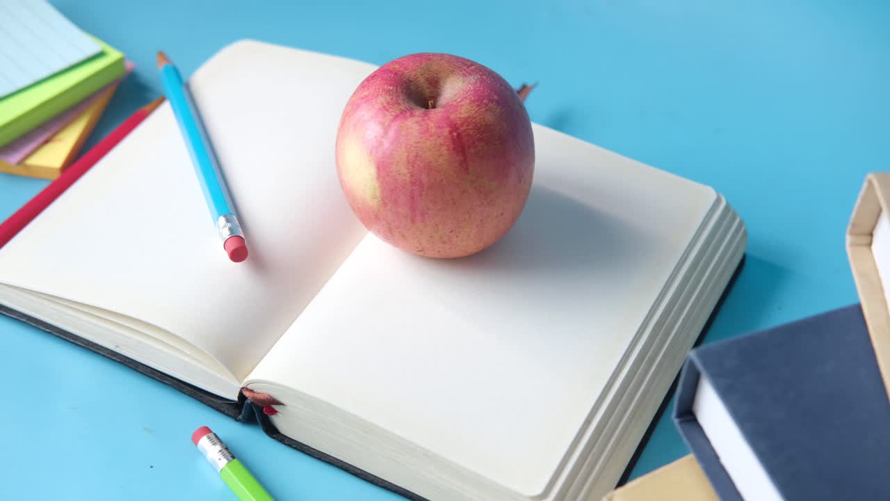 suministros escolares y manzana en un escritorio
