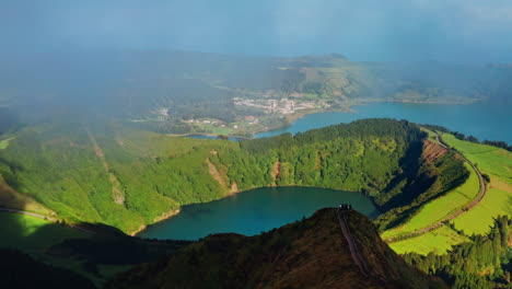 Vista-Aérea-Por-Drones-De-Lagos-Volcánicos-En-Sao-Miguel,-Islas-Azores---Portugal