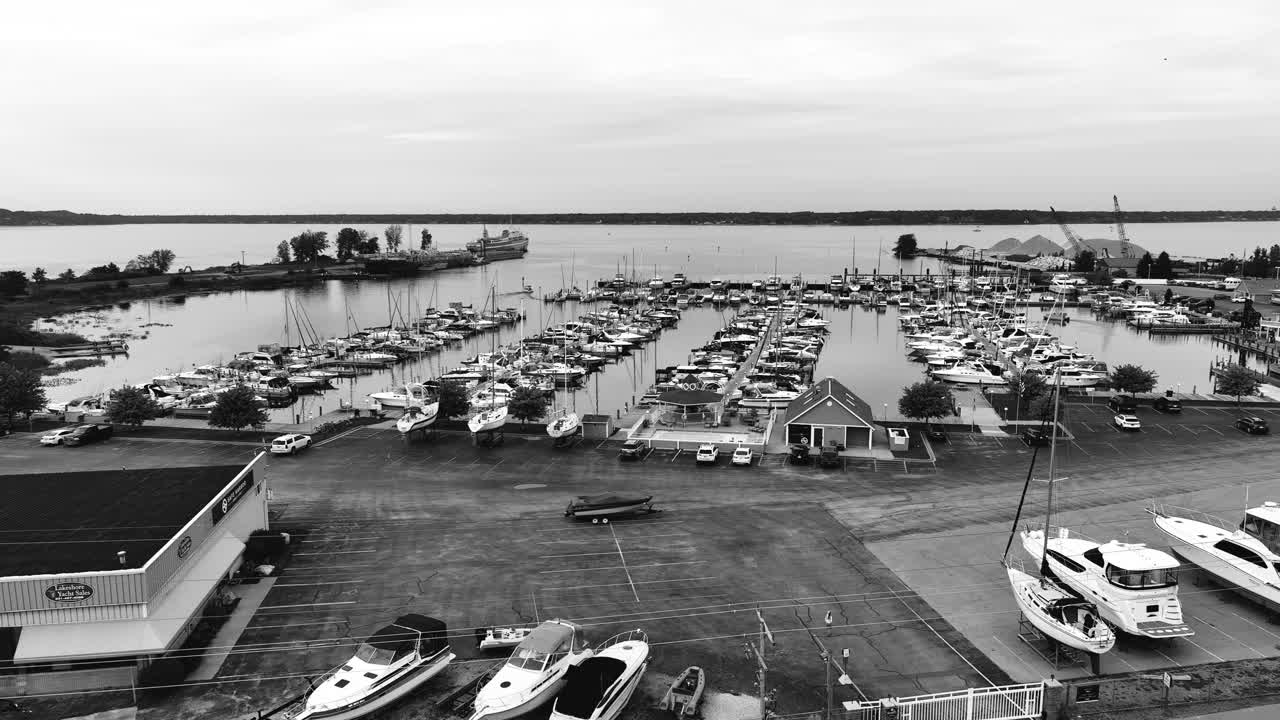 구름이 많은 날 에 지역 마리나 를 검은색 과  ⁇ 색 으로 보는 것