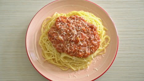 Schweinefleisch-Bolognese-Spaghetti-Mit-Parmesan-Käse---Italienische-Küche