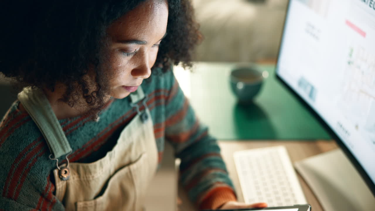 Kvinna som arbetar på dator