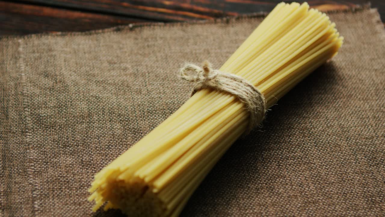 bunch af rå spaghetti