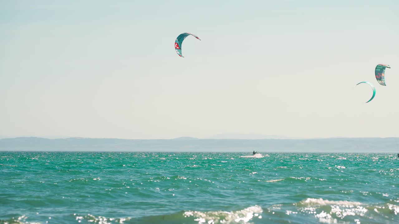 los kitesurfistas en el mar mediterráneo