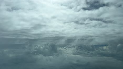 punto de vista de la cabina del jet volando a través de un cielo turbulento en un frío día de invierno con rayos de sol