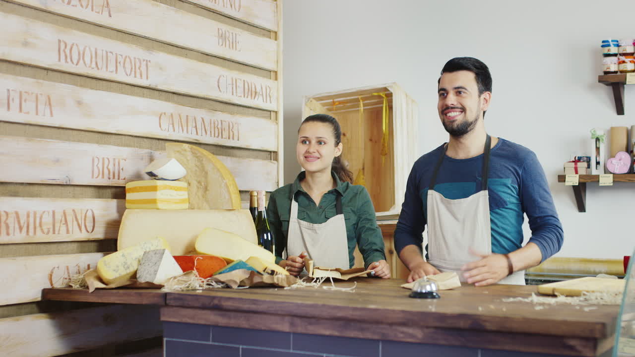 una mujer compra queso en una pequeña tienda familiar concepto de pequeña empresa