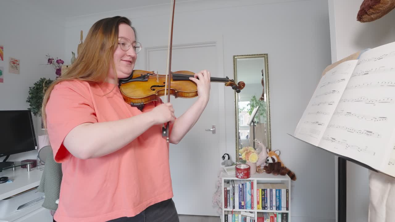 adulto feliz y sonriente, actuación artística, equipo musical, cámara lenta