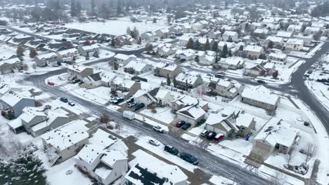 vista aérea de un suburbio de spokane cubierto de nieve