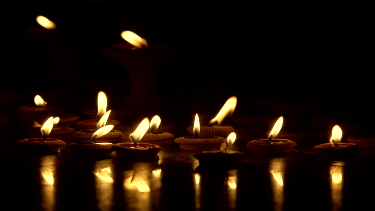 Fiamme di candele in una cerimonia religiosa